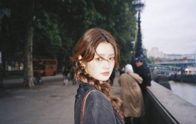 徐若晗梳双麻花辫发量惊人 手拿枫叶文艺气息十足