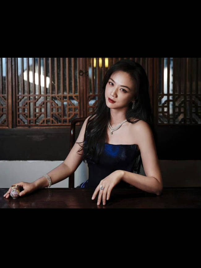 汤唯穿抹胸礼服身材窈窕 黑发红唇气质慵懒撩人