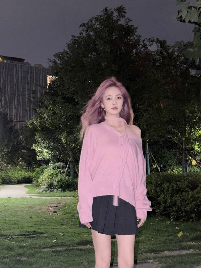 白鹿一头粉紫色秀发时尚吸睛 穿针织衫锁骨精致