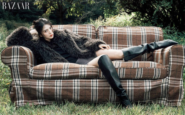 韩素希湿发造型魅惑酷飒 脚踩长靴美腿吸睛