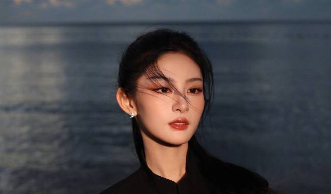 赵晴穿新中式黑裙高智感十足 手中拿箭英姿飒爽