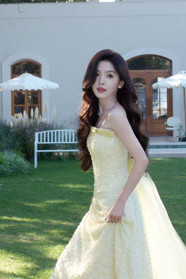 章若楠穿抹胸裙明媚清甜 回眸浅笑宛如童话公主