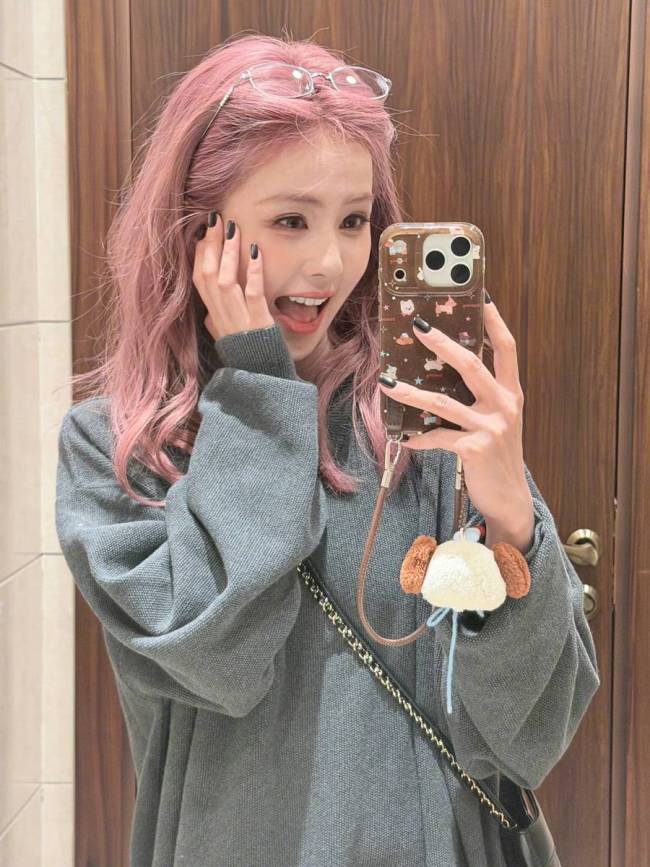 白鹿对镜自拍表情灵动娇憨 可爱比心娇俏又活泼