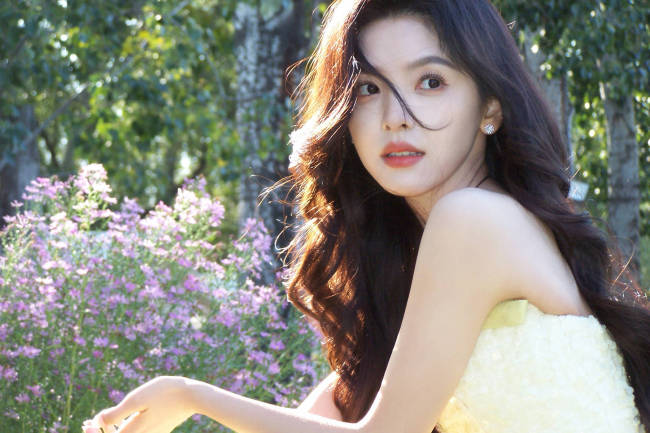 章若楠穿抹胸裙明媚清甜 回眸浅笑宛如童话公主