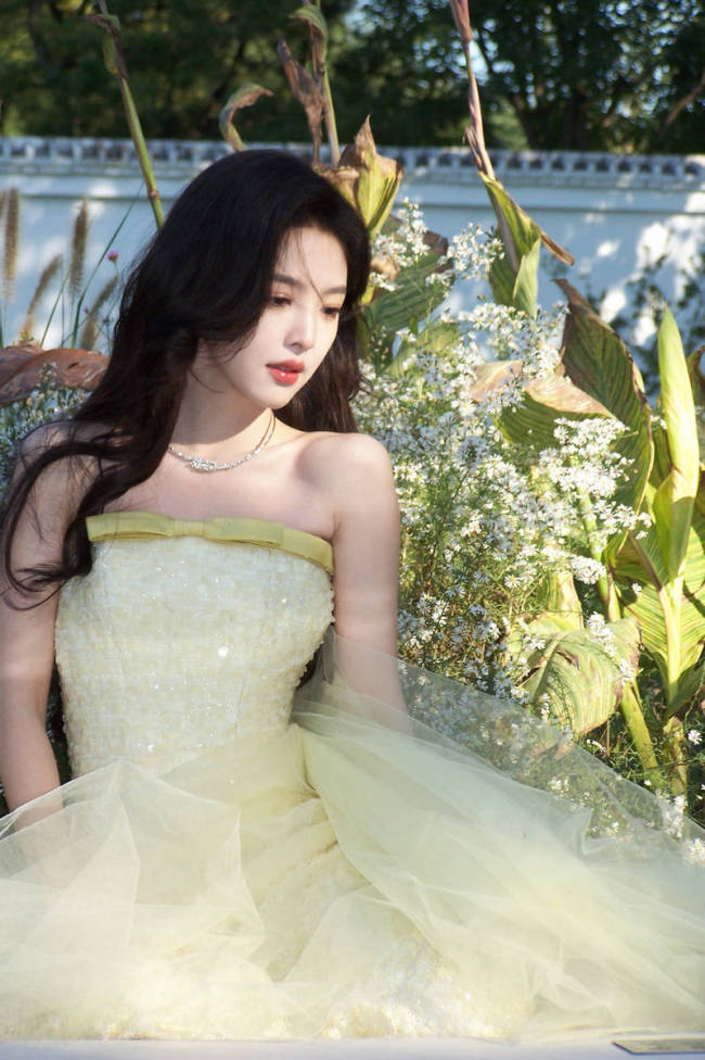 章若楠穿抹胸裙明媚清甜 回眸浅笑宛如童话公主