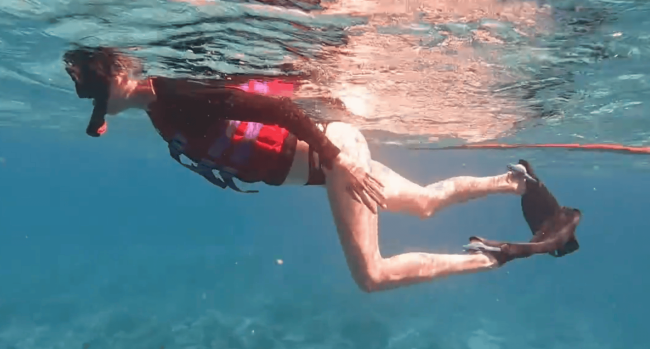 关晓彤晒马尔代夫浮潜vlog 身材苗条大长腿超吸睛