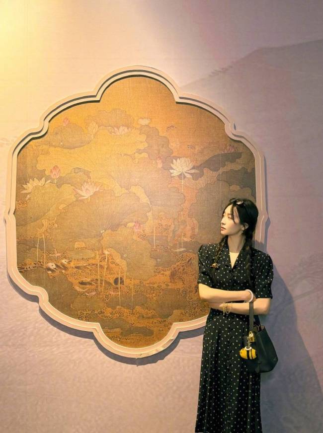 宋茜穿波点碎花裙清纯文艺 站在阳光下自由明媚