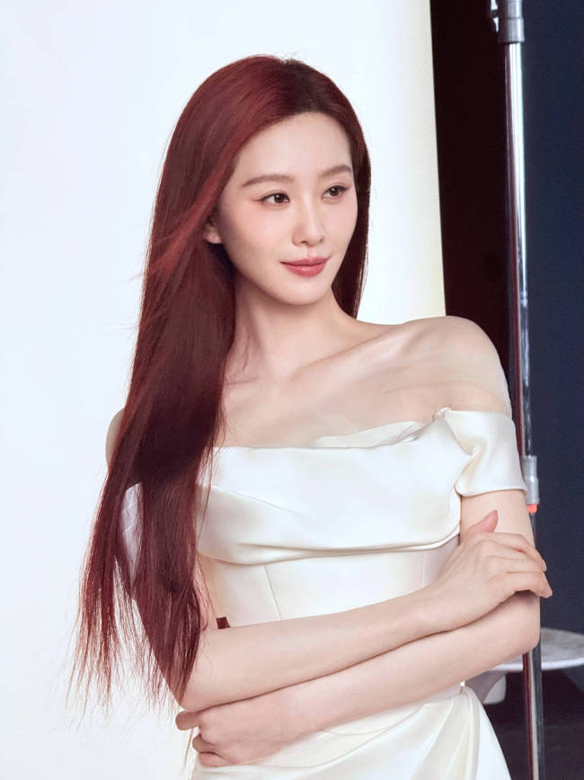 刘诗诗穿一字肩长裙身材窈窕 红发造型好似美人鱼