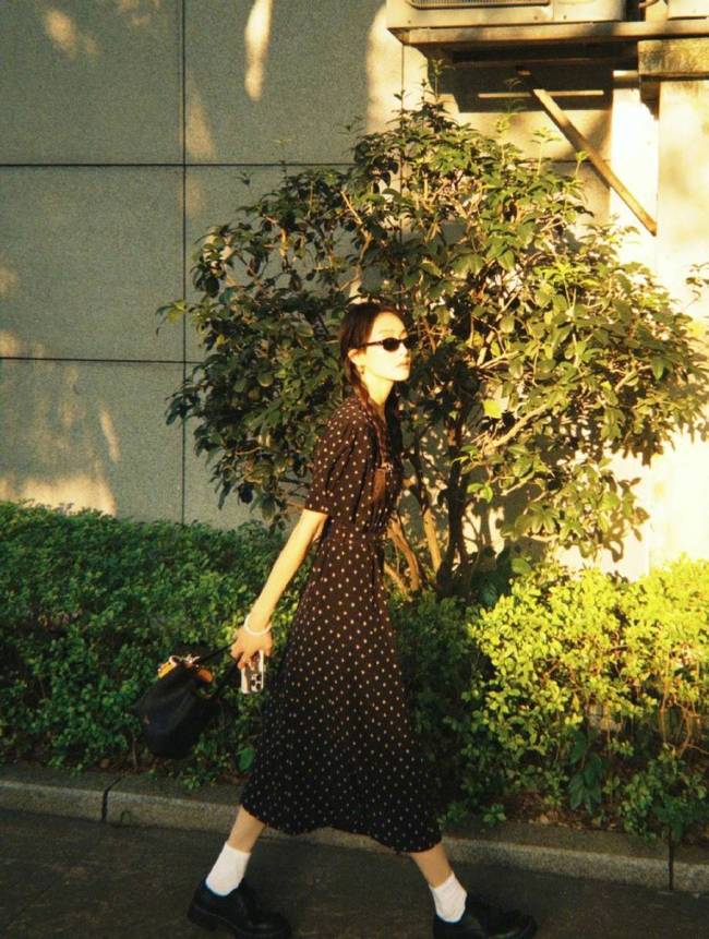 宋茜穿波点碎花裙清纯文艺 站在阳光下自由明媚
