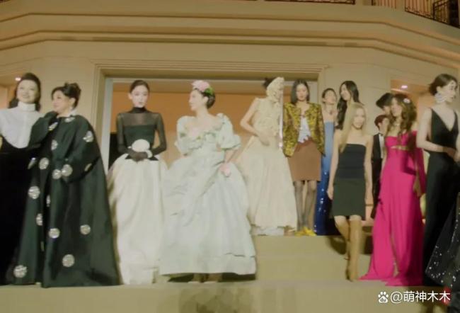 钟楚曦站位风波后首现身,气质优雅眼睛疑似肿了,评论区已彻底沦陷 C位争议引热议