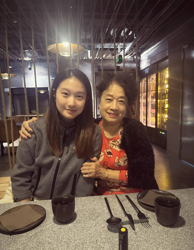 马伊琍大女儿晒与姥姥合照显乖巧！长得像爸爸文章