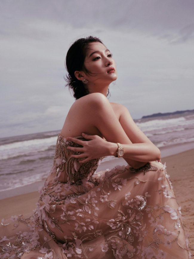 关晓彤穿抹胸裙大气优雅 身披毛绒外套楚楚动人