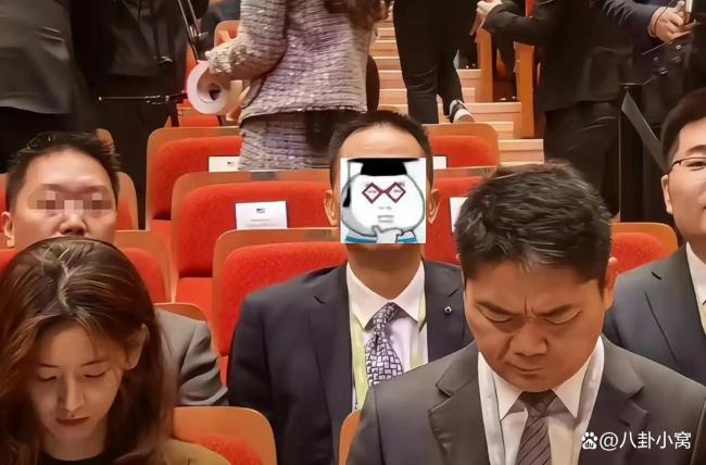 刘强东与章泽天被抓拍 自嘲“没了自信” 土味营销引争议