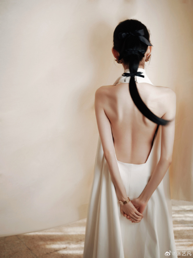 张艺凡极简风白裙气质清冷 完美诠释优雅高级感