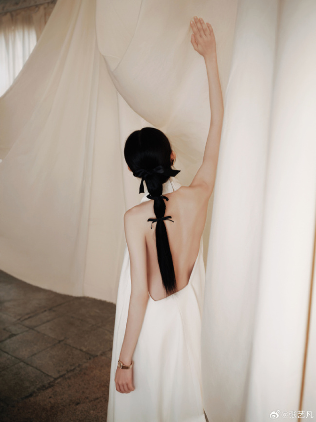 张艺凡极简风白裙气质清冷 完美诠释优雅高级感