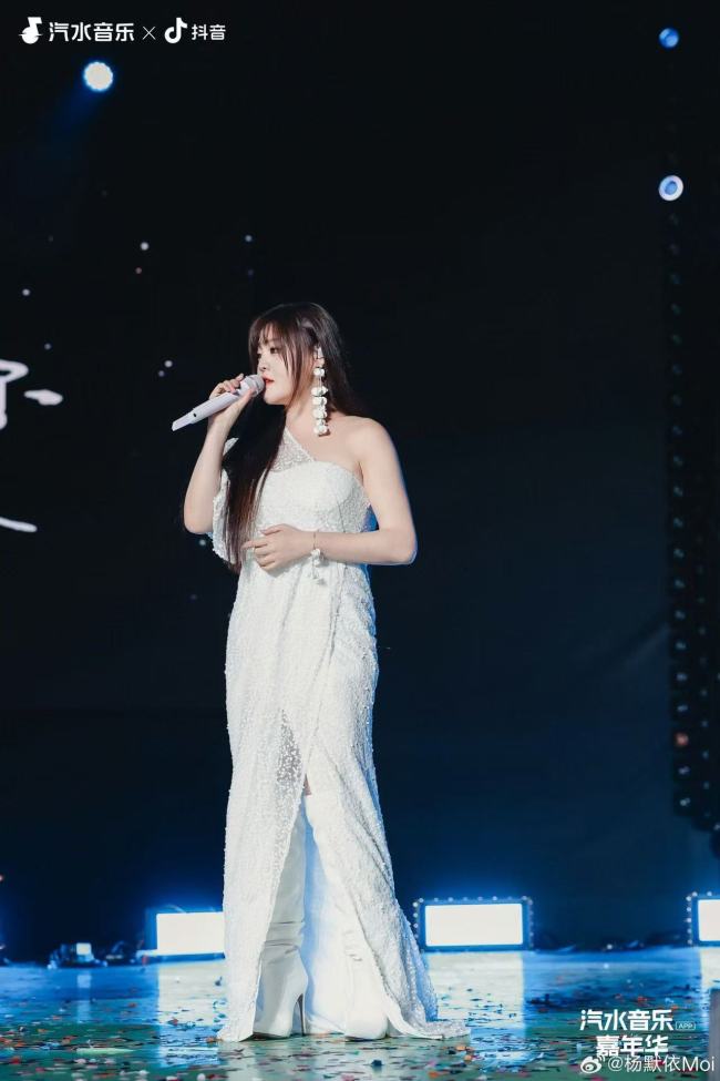 楊默依生日首發新歌《花燭夜》 深情詮釋“愛與別離”的情緒美學