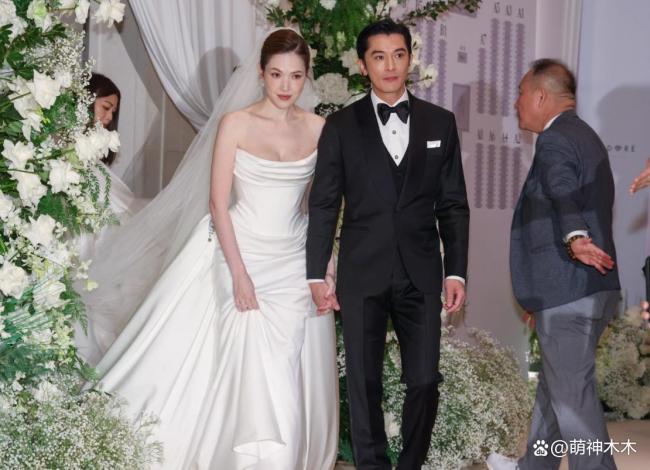 许玮甯邱泽婚礼现场曝光，搂腰亲吻对方甜到不行，两人害羞到笑场 低调幸福引祝福