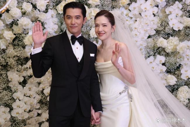 许玮甯邱泽婚礼现场曝光,搂腰亲吻对方甜到不行,两人害羞到笑场 低调幸福引祝福