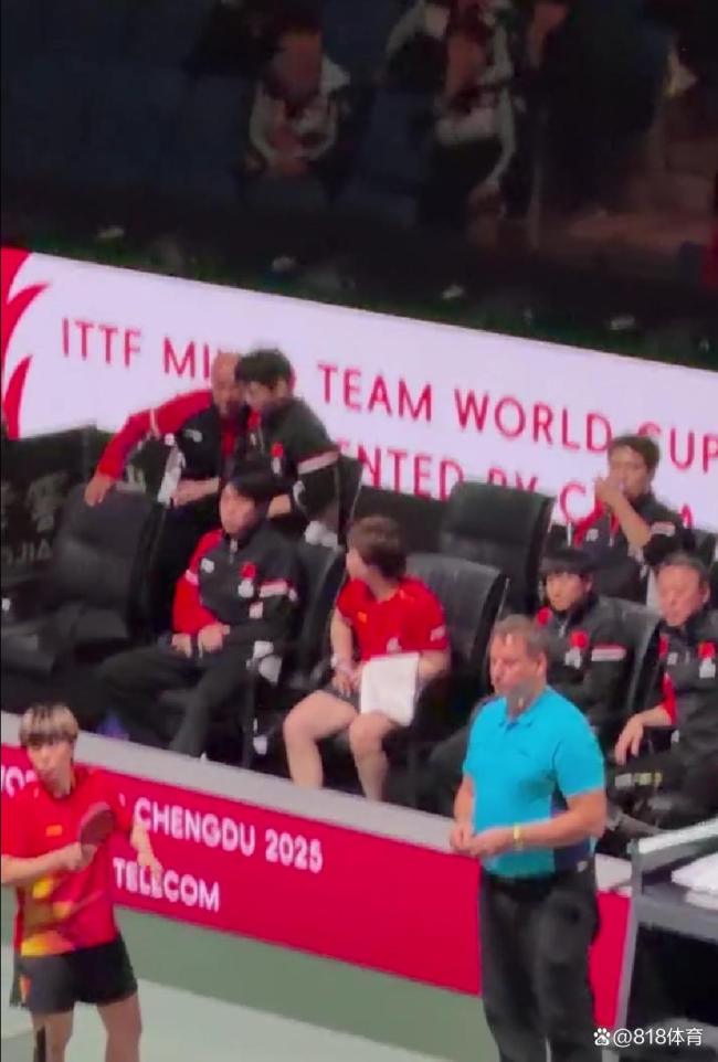 蒯曼坐到王楚钦孙颖莎中间被球迷捉弄当电灯泡 现场欢声笑语