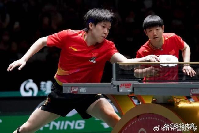 蒯曼坐到王楚钦孙颖莎中间被球迷捉弄当电灯泡