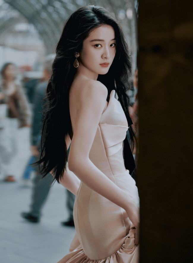 张雪迎穿缎面礼裙温婉大气 穿梭光影诠释电影质感