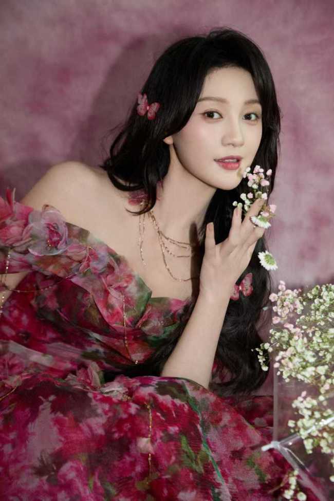 孙艺燃《家里家外2》等多剧热播 多面演技切换自如