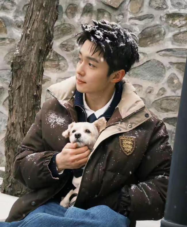 北京暴雪刷屏！59岁巩俐雪地甜恋出圈，众明星名堂解锁冬日舒适 故宫雪景引搭客昂然