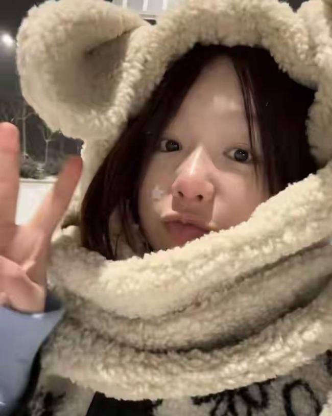 北京暴雪刷屏！59岁巩俐雪地甜恋出圈，众明星名堂解锁冬日舒适 故宫雪景引搭客昂然