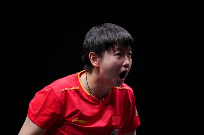 孙颖莎和不雅众挥了挥手