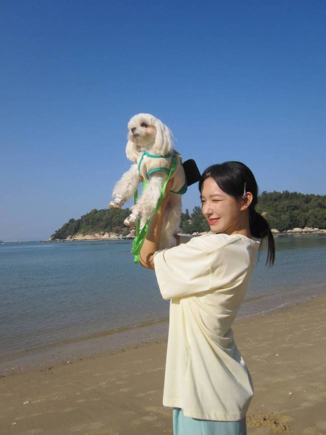 程潇晒海边美照秒变明媚少女！隔空吻宠