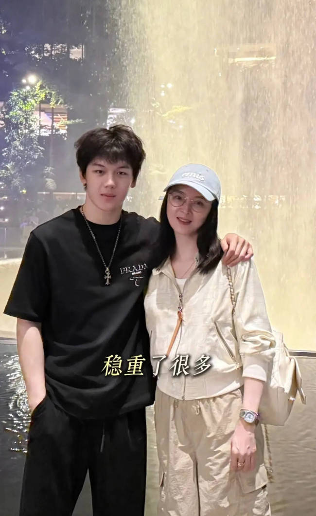 王艳儿子19岁近照曝光!搂着妈妈拍照画面温馨有爱