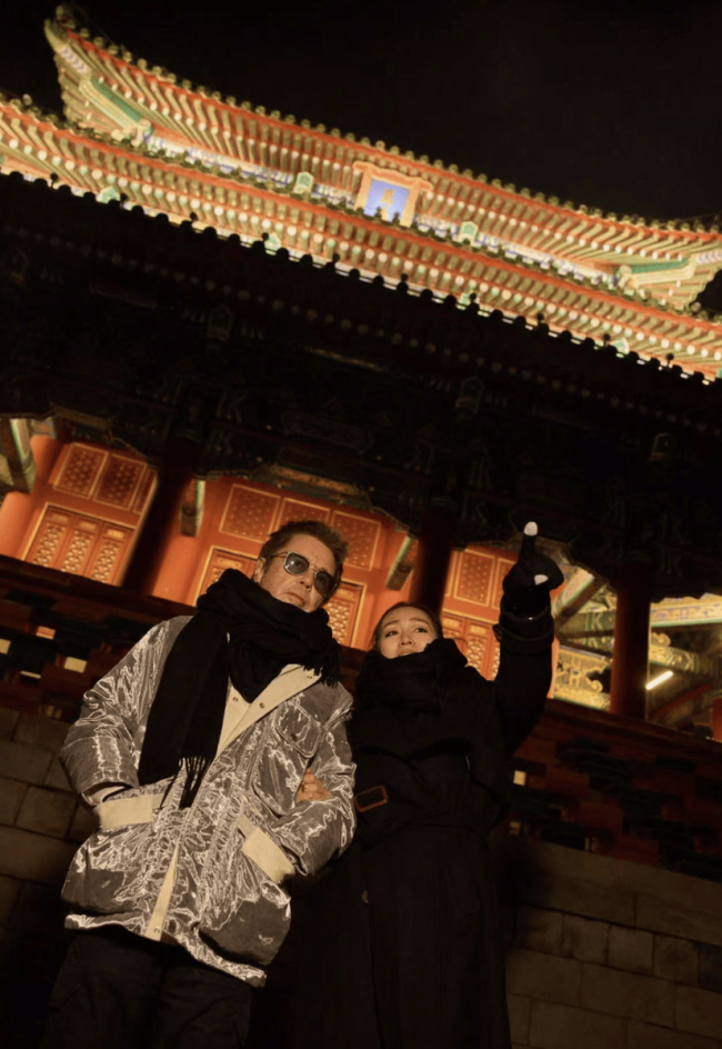 巩俐和老公打卡北京中轴线 两人亲密依偎画面温馨