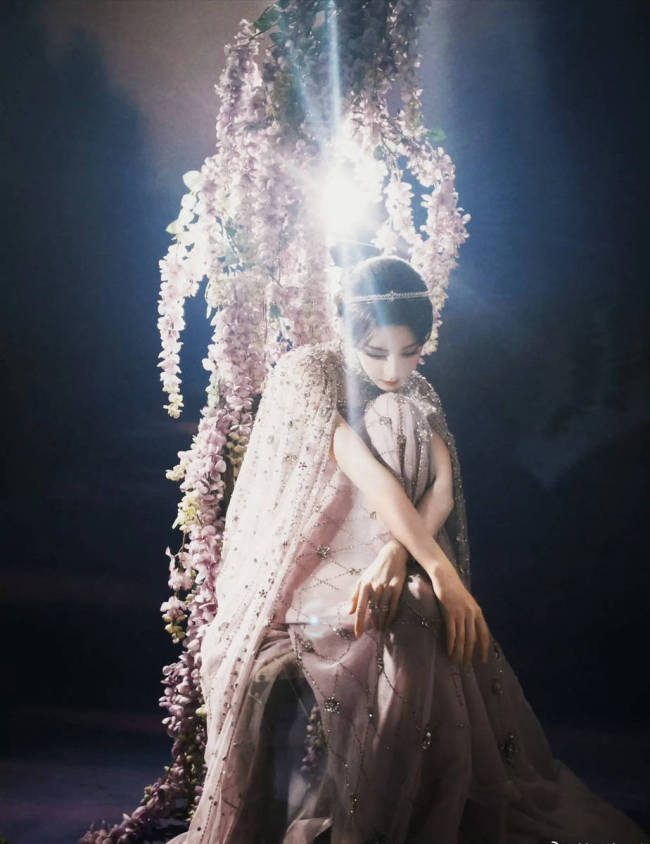 迪丽热巴身穿银色纱裙美轮美奂 盘发造型唯美优雅