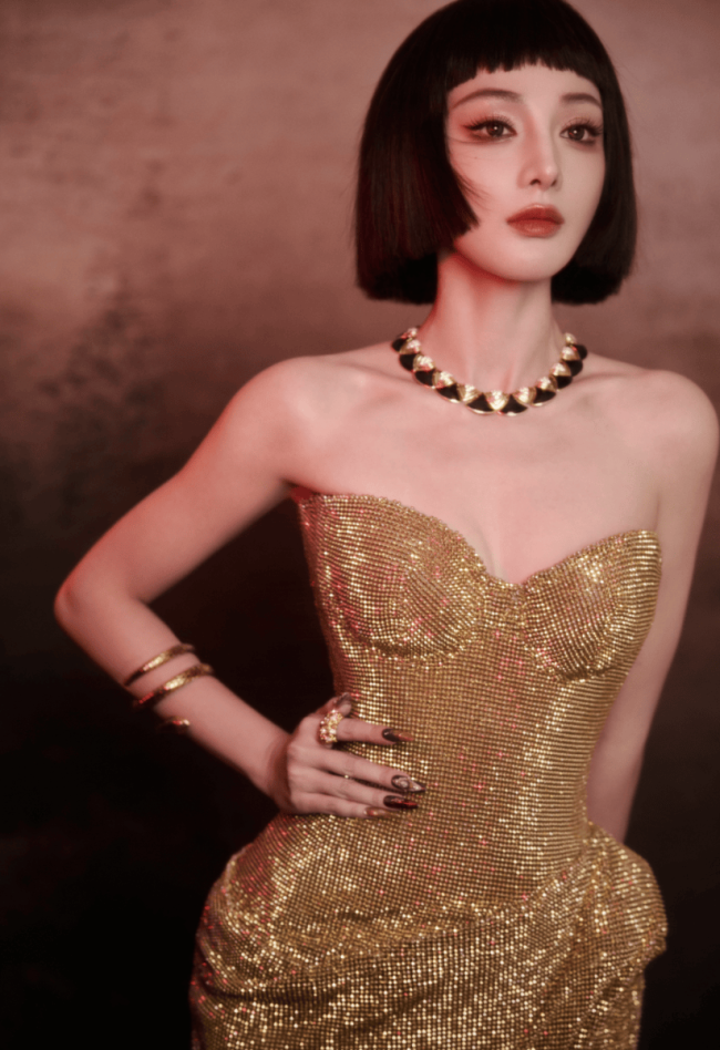 彭小苒穿鎏金裙装曲线曼妙 埃及风格造型神秘冷艳