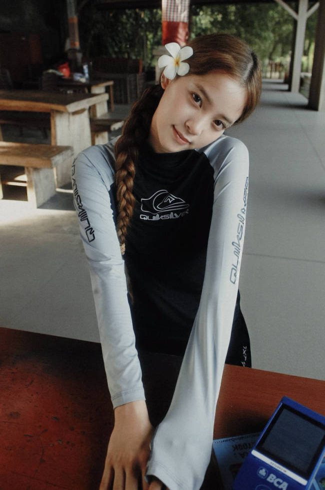 欧阳娜娜海边甜笑心情愉悦！穿紧身背心秀纤细蛮腰