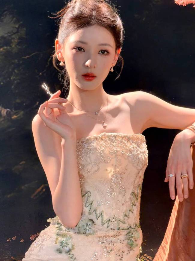张予曦一袭鎏金裙好身材尽显 盘发造型优雅贵气