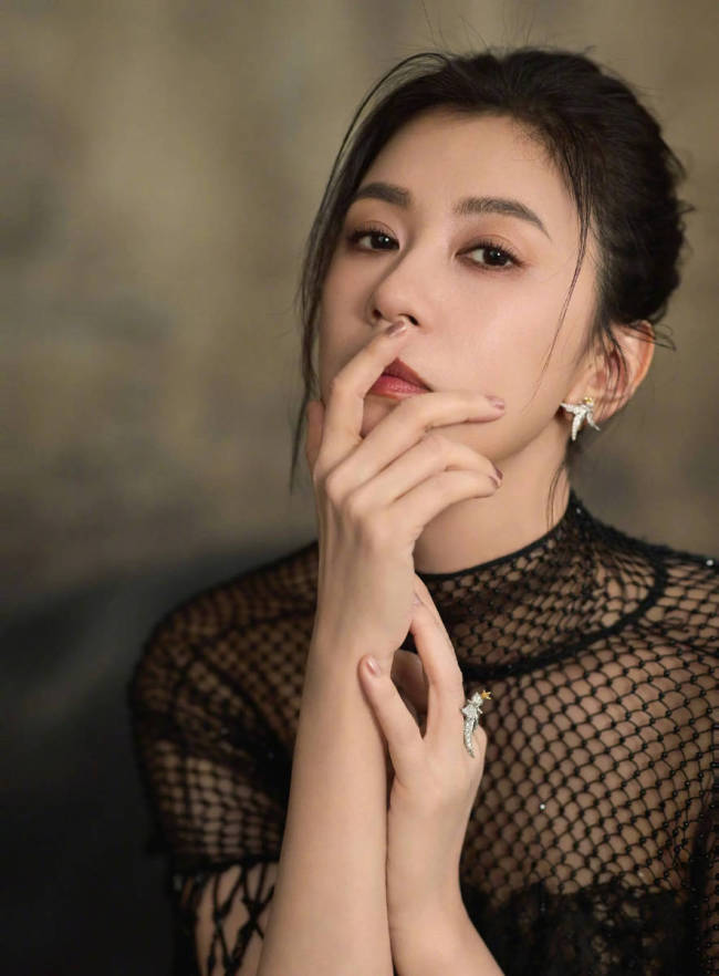 贾静雯穿黑色亮片礼服气场强大 大秀美背性感火辣