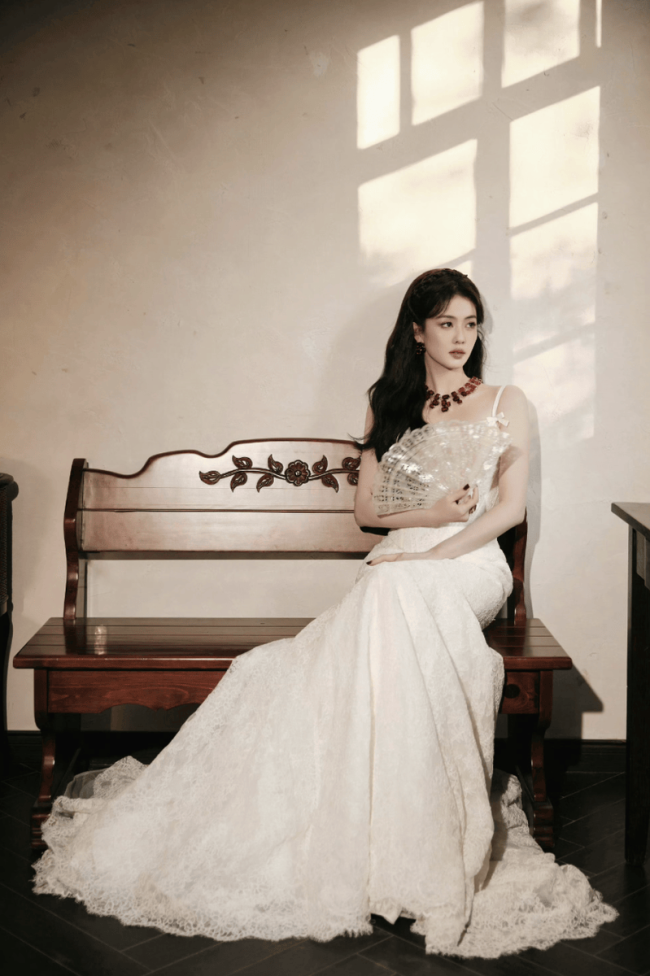 白鹿穿钻饰蕾丝礼裙秀窈窕身姿 公主气质温婉动人