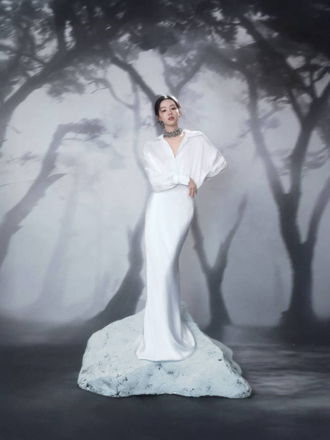 陈都灵白色系look天然纯净 眼神无辜楚楚动人