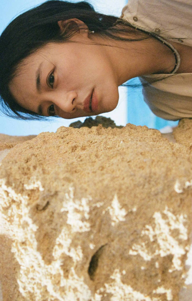 马思纯化身文艺女主 秀发飘逸故事感拉满