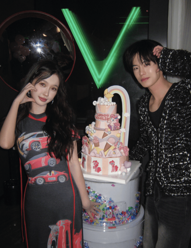 何与为虞书欣庆生互动亲昵 二人打扮潮酷