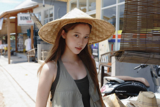 欧阳娜娜海边甜笑心情愉悦！穿紧身背心秀纤细蛮腰