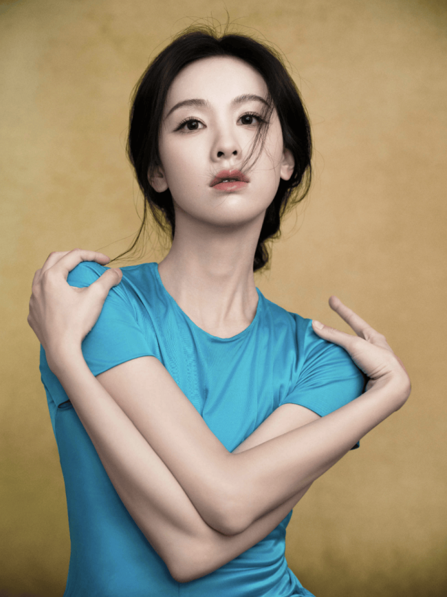 陈都灵穿宝蓝长裙腰肢纤细 轻抬裙摆灵动优雅