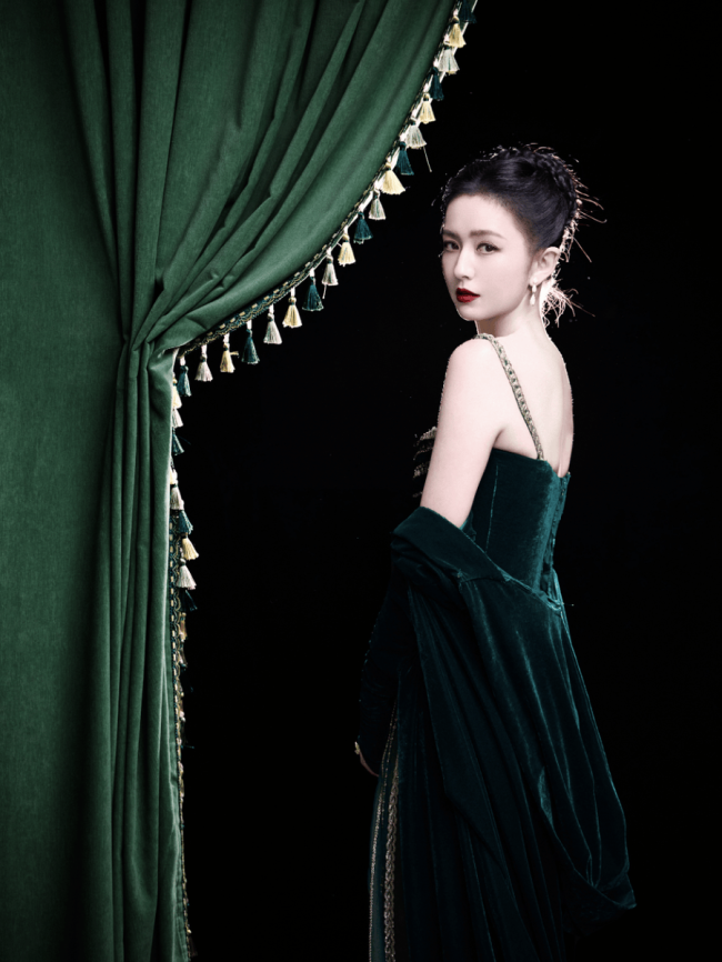 佟丽娅穿墨绿丝绒裙肩颈纤美 窈窕身姿优雅动人