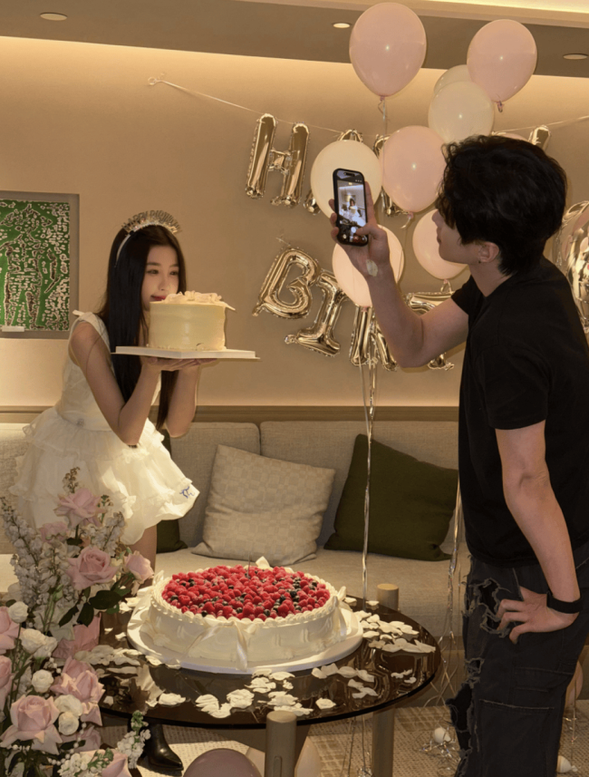 何与为虞书欣庆生互动亲昵 二人打扮潮酷男帅女美