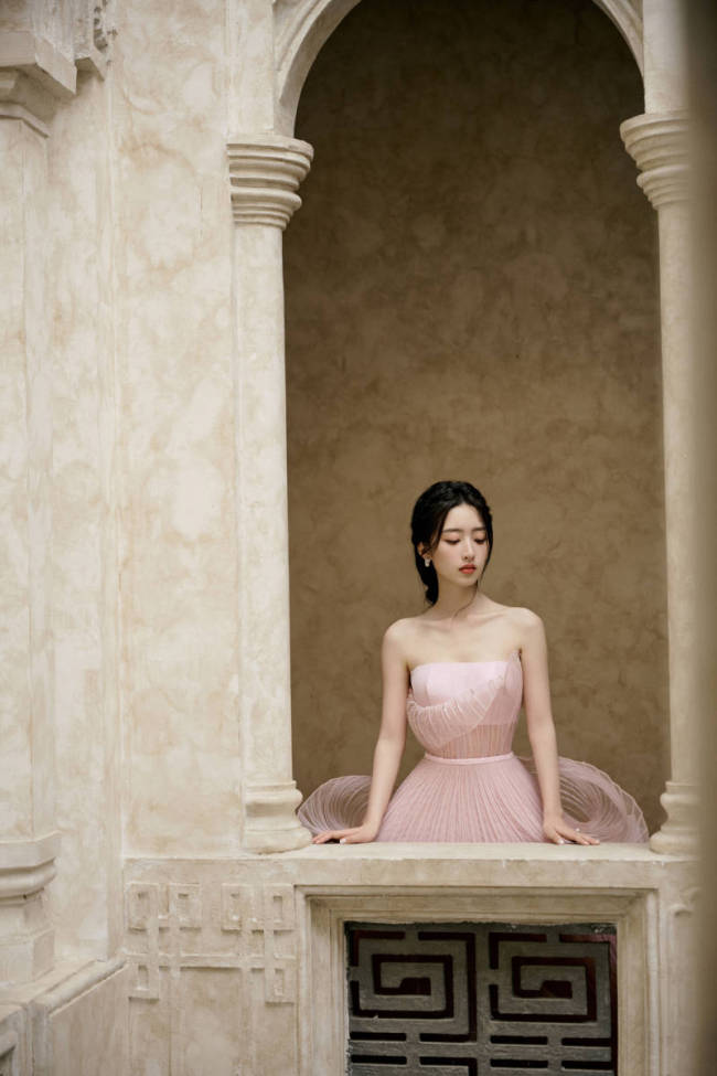 邓恩熙穿公主裙回眸灵动大方 俏皮起舞少女感十足