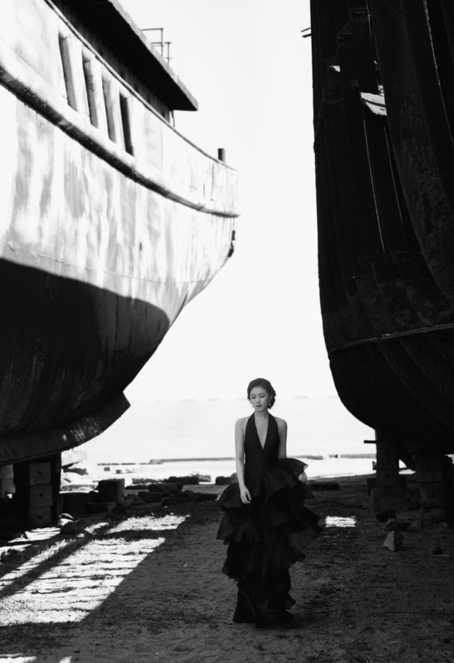 李兰迪挂脖深V礼裙勾勒身材线条 盘发造型精致利落