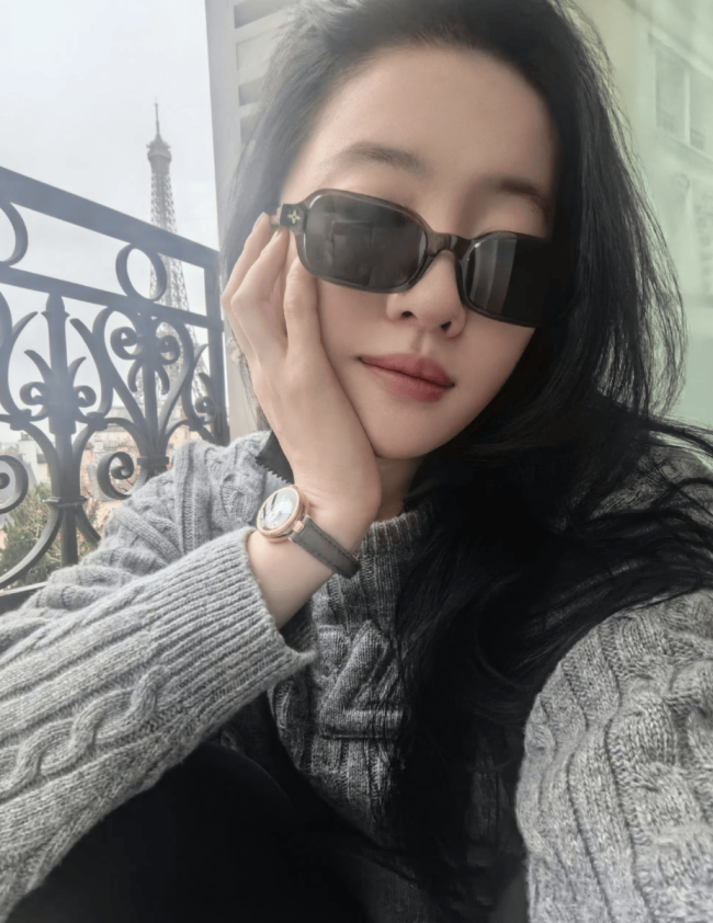 刘亦菲安闲穿搭气象温情 散步街头解放粗疏