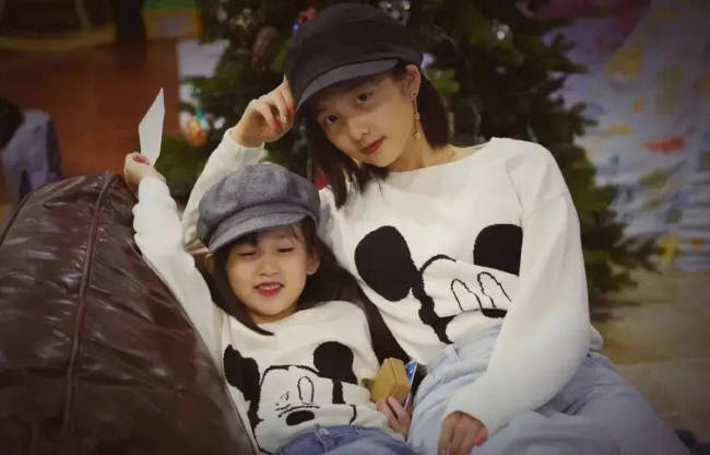 黄磊孙莉二女儿近照曝光！眼睛旁边两颗泪痣好独特