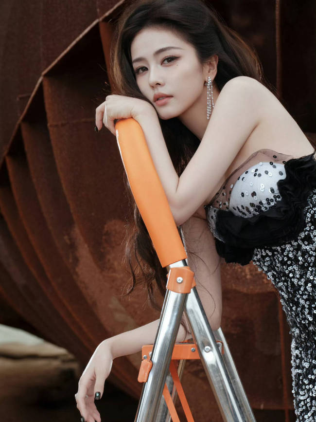 白鹿穿高开衩长裙双腿修长 身姿曼妙表情慵懒明媚